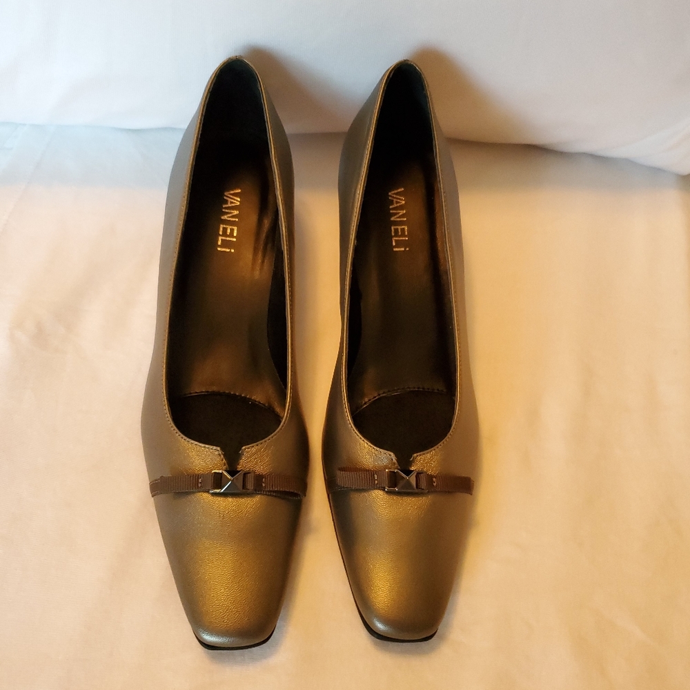 New Vaneli pewter dress shoe.  Size 8S. 1 3/4 heel